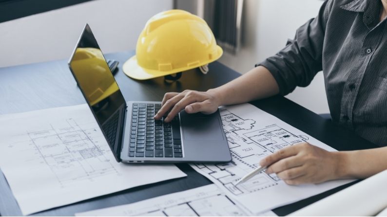 un urbaniste travaillant sur les plans pour constituer le dossier de déclaration préalable